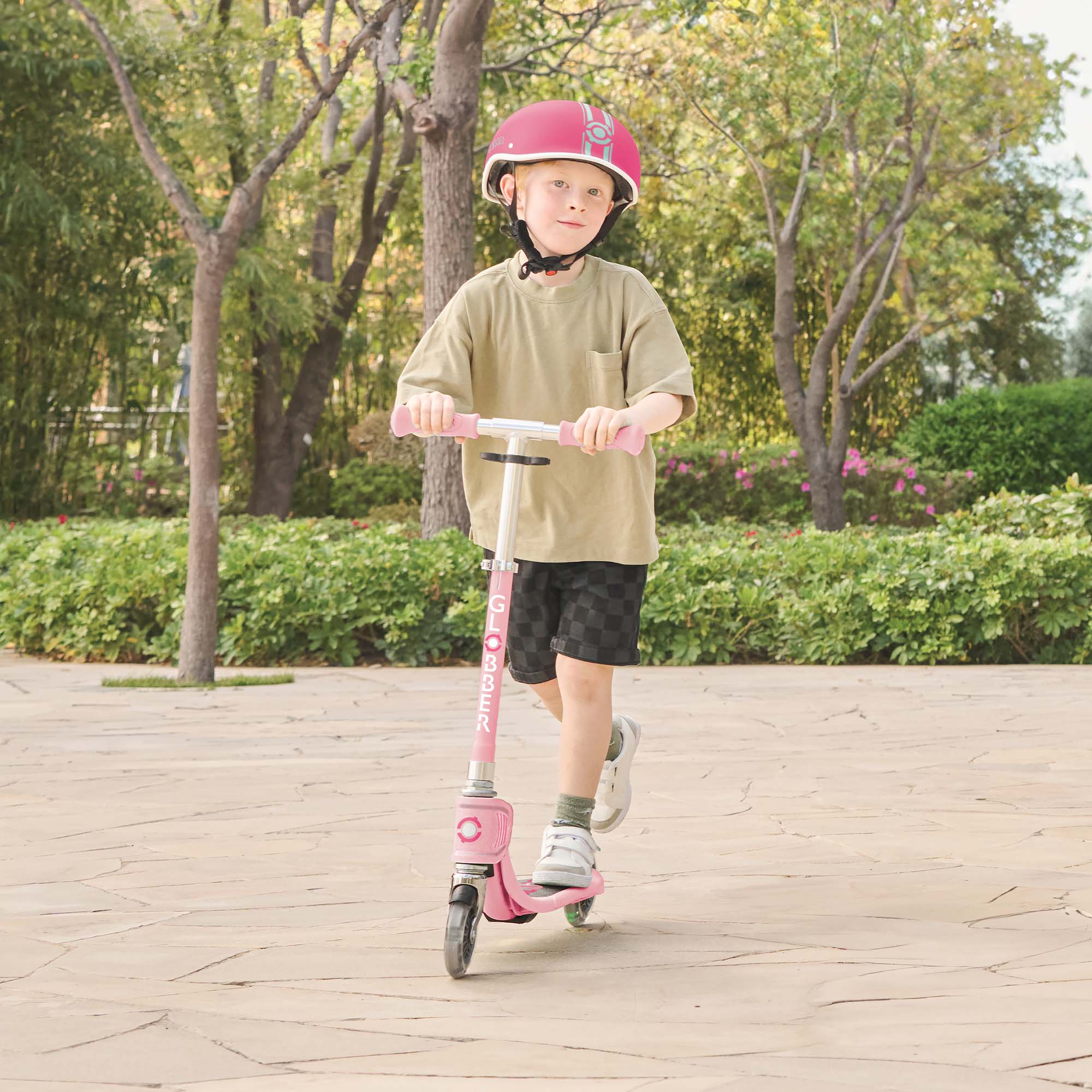 Globber Flow Foldable Junior Lights Scooter - Image 13